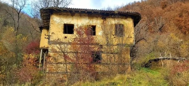 The burned house of Mulla Adem, committed by the Serb troops in Keqekolle in 1921.