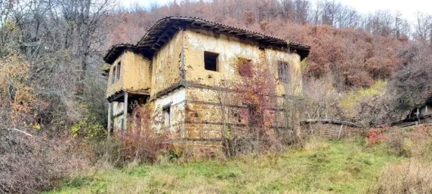 The burned house of Mulla Adem, committed by the Serb troops in Keqekolle in 1921.