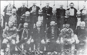 Men from Kabashi of Prizren and Gjonaj of Has set to shackles in the prison of Lepogllava. Eight of them died from tortures in prison; others died after they were freed. And they were:Shaqir Avdyli, Miftar Bajrami, Ahmet Rrustemi, Xhemë Rrahmani, Avdyl Alia, Xun Bajrami, Xhemë Mustafa, Rrustem Gega, Veli Islami, Emin Rama, Ahmet Sahiti, Ukë Imeri, Ramadan Hoxha, Smajl Hoxha, Ali Hasani, Liman Beqiri, Ahmet S. Abazi, Isuf Uka, Hasan Salihu and Bislim Rexhepi. The photograph was made in the Court by a German journal in 1923
