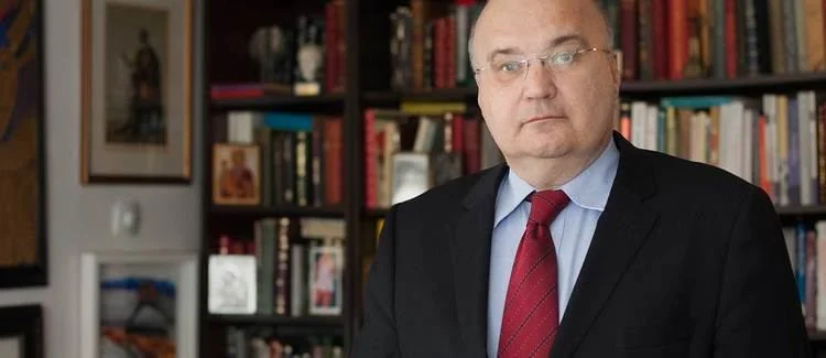 Serbian historian Dusan T. Batakovic has always shown elements far right ultra-nationalist tendencies, refusing to mention Serbian atrocities against Albanians in 1912-13, among other things.