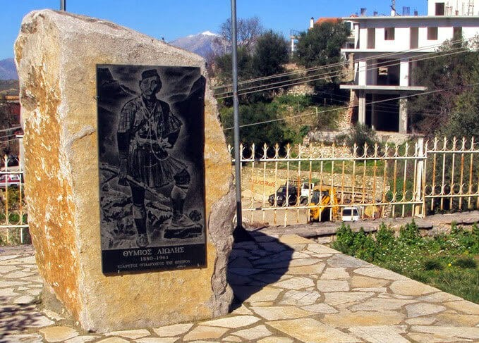 Το μνημείο για τον Έλληνα εγκληματία πολέμου Θύμιο Λόλι που σφαγίασε Αλβανούς στους 2 Παγκόσμιους Πολέμους