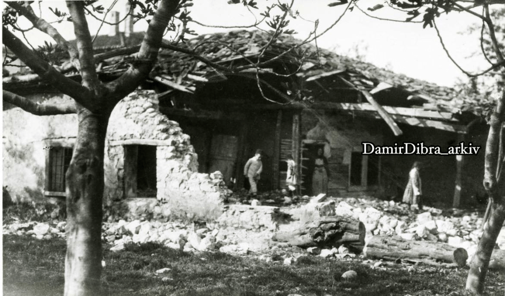 An Albanian conversation in Gurakuqi quarter of Gjuhadol in Shkodër during the start of the Montenegrin invasion in 1912