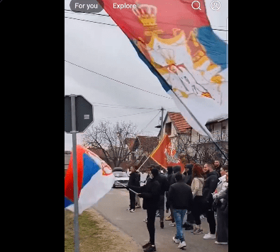 Serbian patriot hooligans from Kragujevac attack the doors of migrant houses (2025)