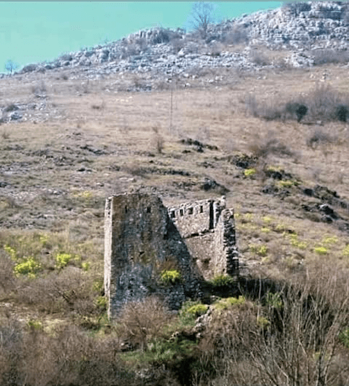 Where exactly is the kulla (fortified tower) of Oso Kuka located?