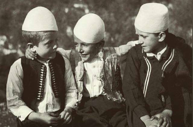 Exposing Serbian propaganda; trying to culturally appropriate the Albanian tirqi (wool) costume and plis as “Serbian”