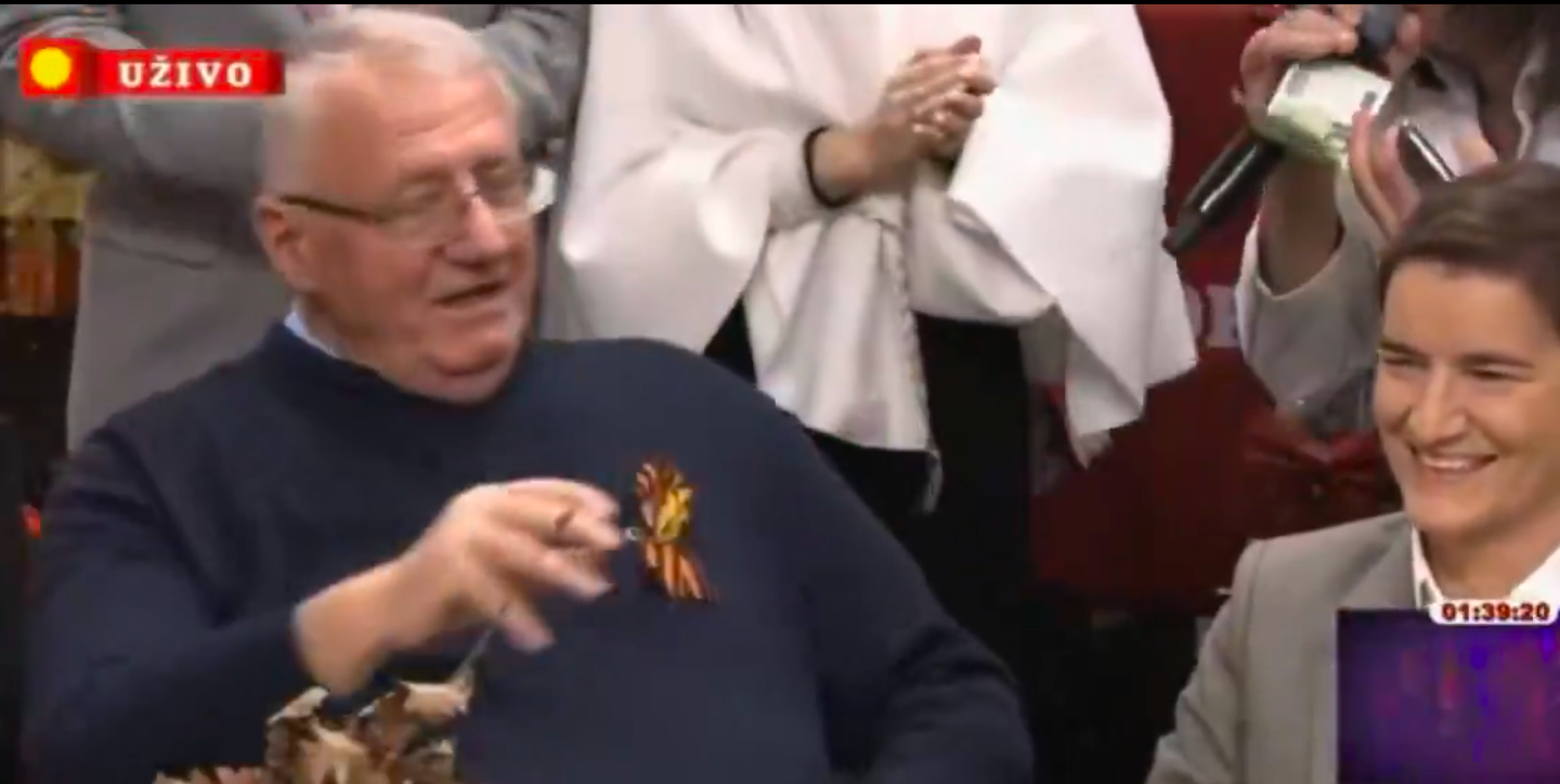 Ana Brnabić and war criminal Vojislav Šešelj, singing the Chetnik song “Nad kraljevom živa vatra seva”