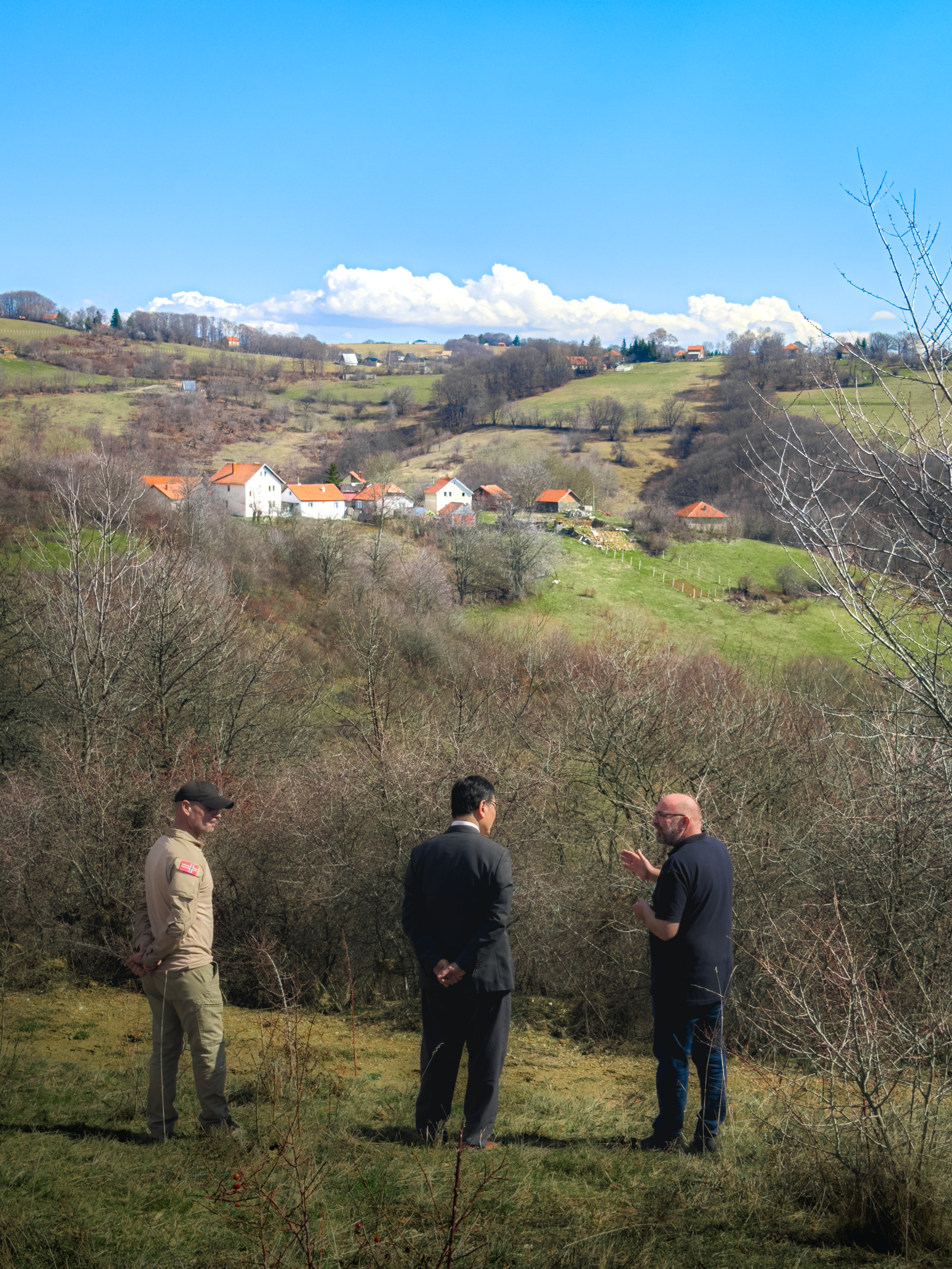 日本はアルバニア当局によるミトロヴィツァのバイゴラにおけるセルビア製地雷の除去を支援している。