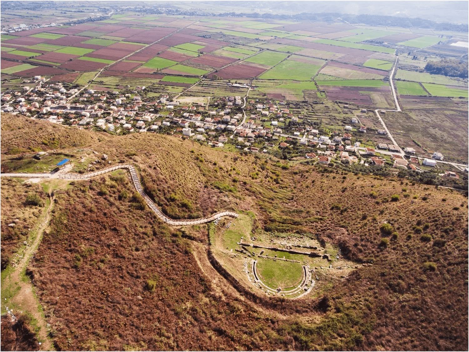 Why is the Phoenix (Finiq) Theatre not fully uncovered? – Delvinë